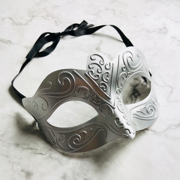 Sexy Mysterious Silver Masquerade Mask with Ties - Picture 2 of 6